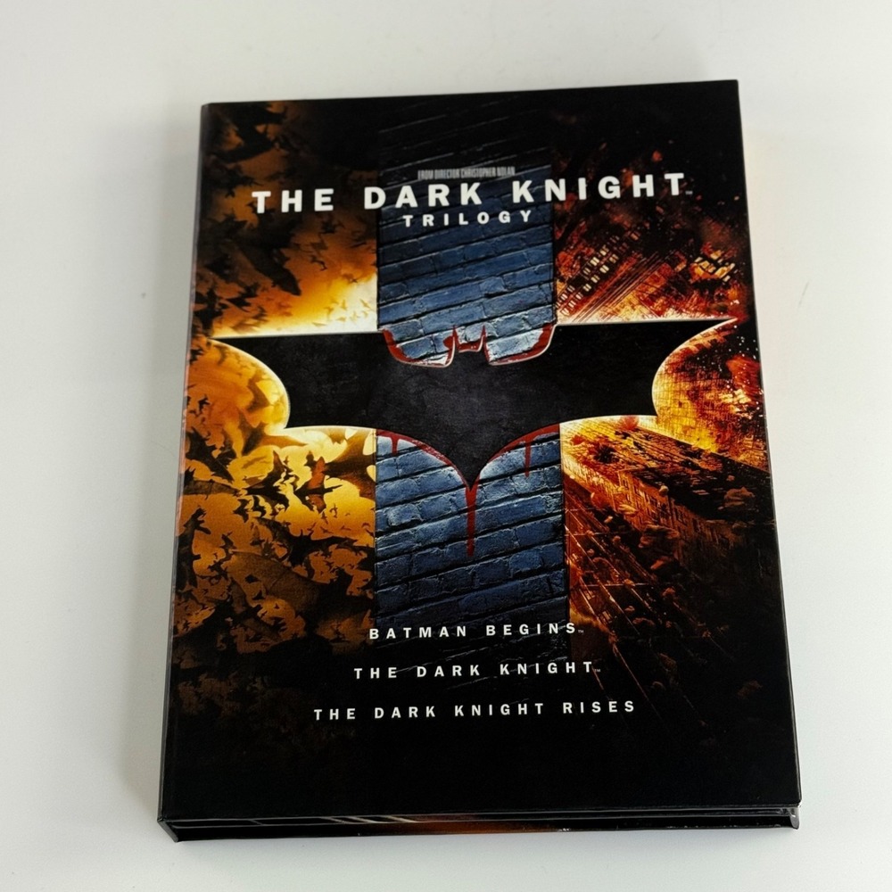 The Dark Knight Trilogy DVD Limited Edition Gift Set Lenticular Art Book 3-Disc - Picture 8 of 15